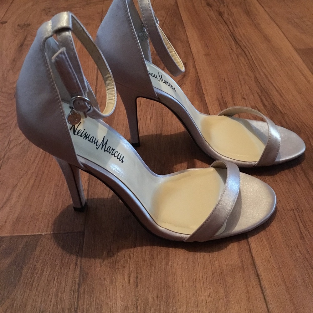 Neiman Marcus - NEW sandal pumps - Picture 2 of 3